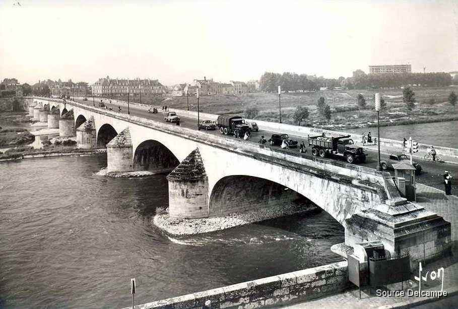 45 Orleans Le Pont George V.jpg